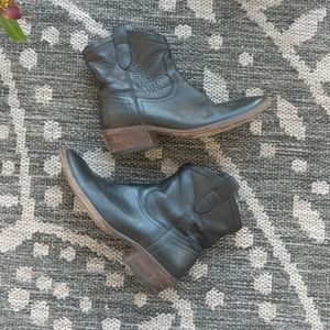 Frye Carson Short ankle boot